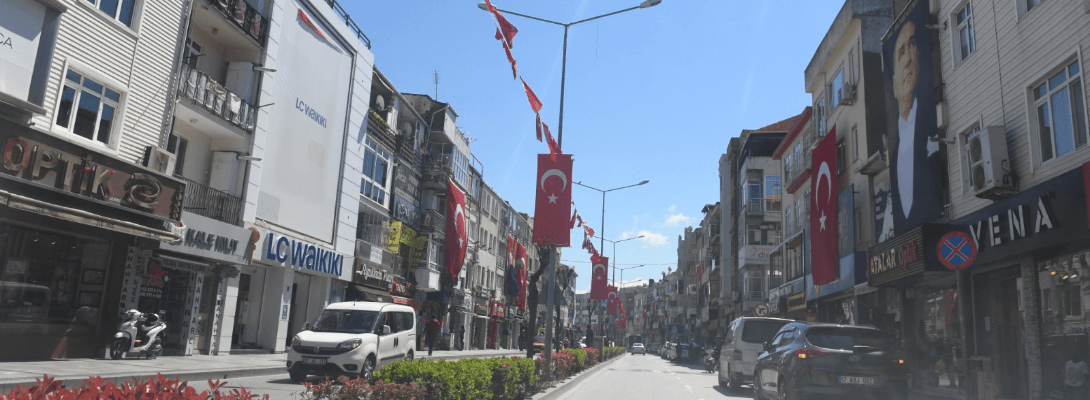 23 Nisan Öncesi Kent Türk Bayrakları ve Atatürk Posterleri İle Donatıldı