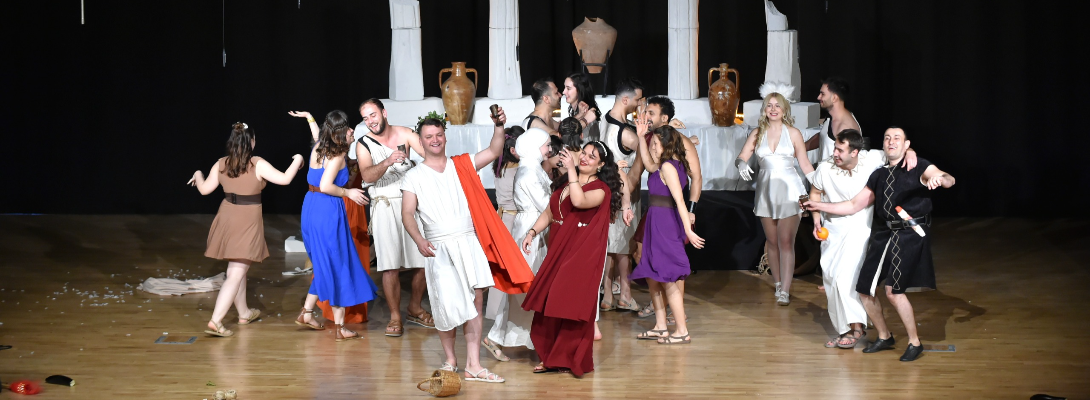 “Lysistrata Kadınlar Savaşı” Oyunu Sahnelendi