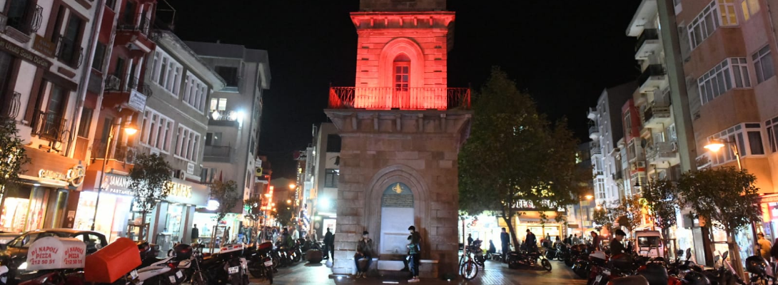 Saat Kulesi Kırmızı Işık İle Aydınlatılıyor