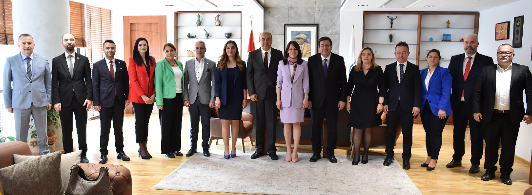 Başkan Erkek Konuklarını Makamında Ağırladı