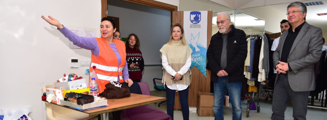 Sanatçı Cahit Berkay'dan Altın Yıllar Yaşam Merkezine Ziyaret